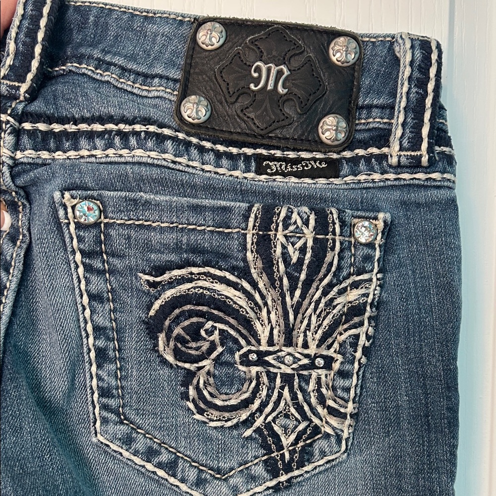 Miss Me Capri Jeans Women’s 28 Embroidered, Embellished Blue Jeans - Picture 8 of 16